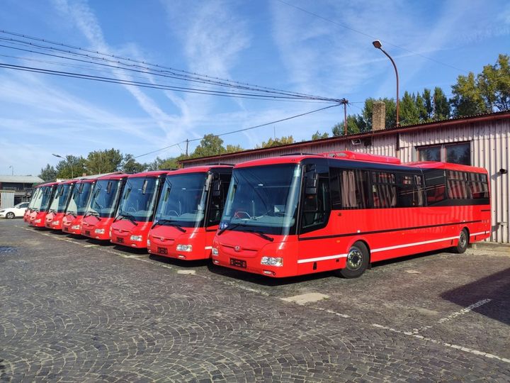 🚌 BUDETE JAZDIŤ S NOVÝM DOPRAVCOM, ALE SO „STARÝMI“ ŠOFÉRMI
Od 15. novembra preberie štafetu nový autobusový dopravca, Arriva. M…