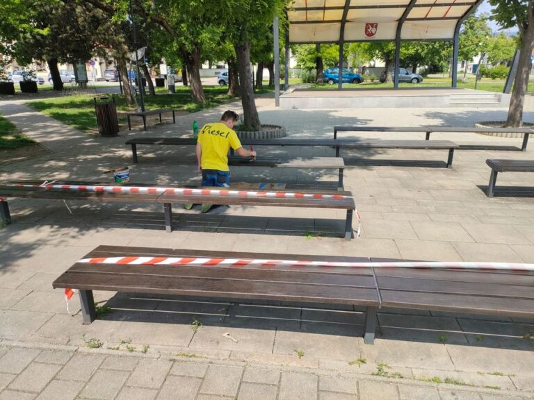 Dnes naši zamestnanci z hospodárskej správy okrem kosenia natierali aj lavičky v Parku pod lipami. Miesto je dočasne opáskované….