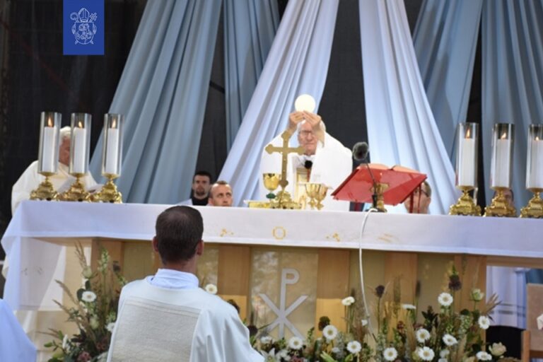 NÁRODNÁ PÚŤ V ŠAŠTÍNE😇

Včera sa v Šaštíne konala národná púť k Sedembolestnej Panne Márii, ktorej sa zúčastnil aj kardinál Piet…