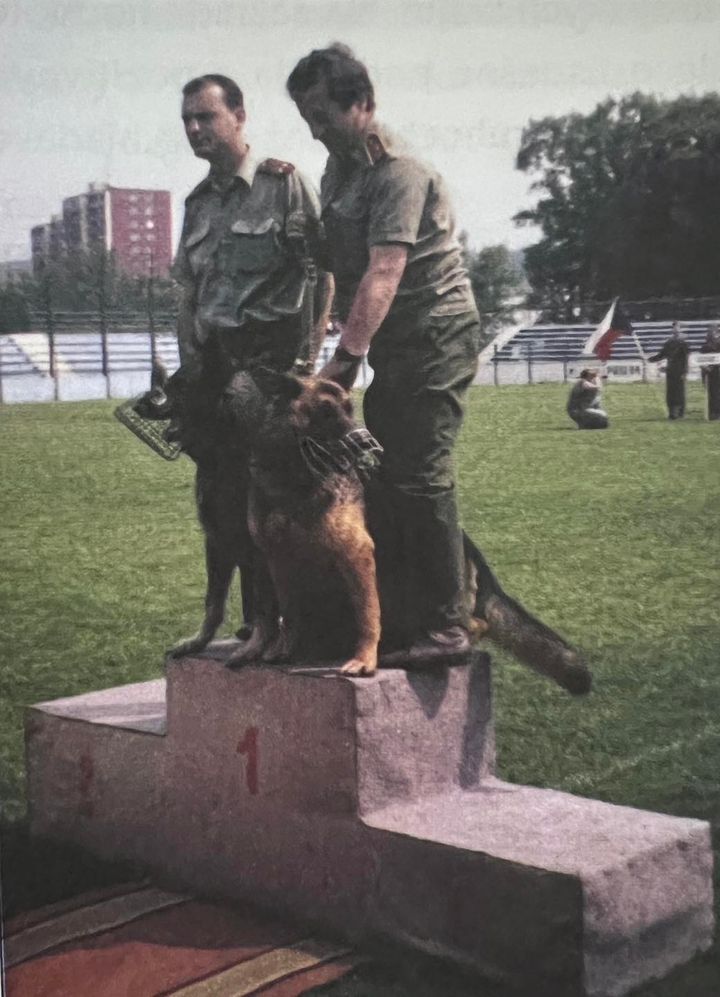 SPOMIENKA NA ŠTVRTOK

Víťazné družstvo Policajného zboru na medzinárodnej súťaži policajných psov vo vyhľadávaní drog v roku 199…