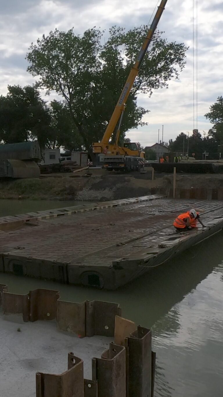 🌉 Pontóny sú uložené na Malom Dunaji, čoskoro osadíme celé dočasné premostenie na Hradskej!